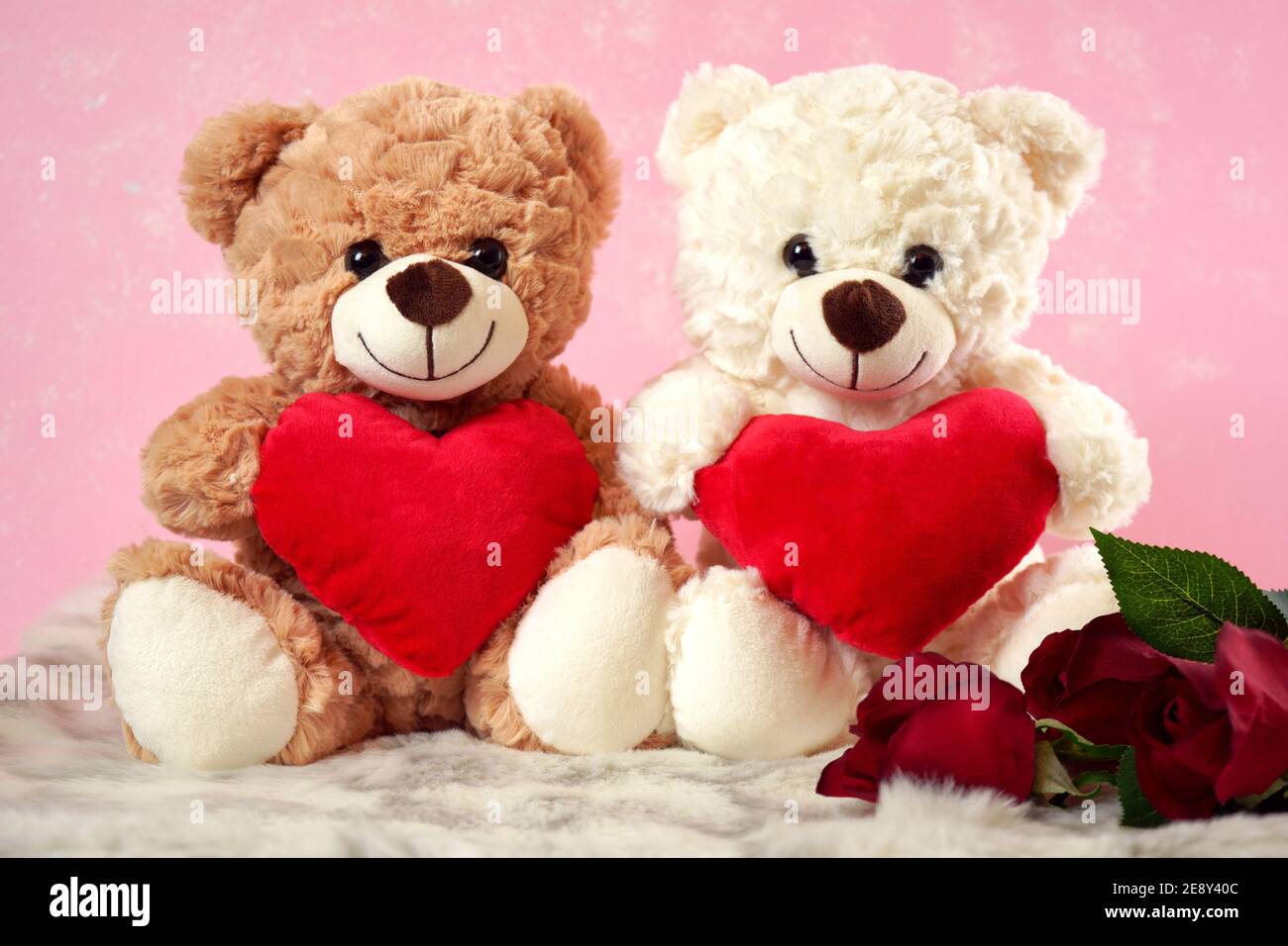 Feliz día de San Valentín Osos de peluche con amor corazones regalos sobre  fondo de piel rosa y blanco Fotografía de stock - Alamy