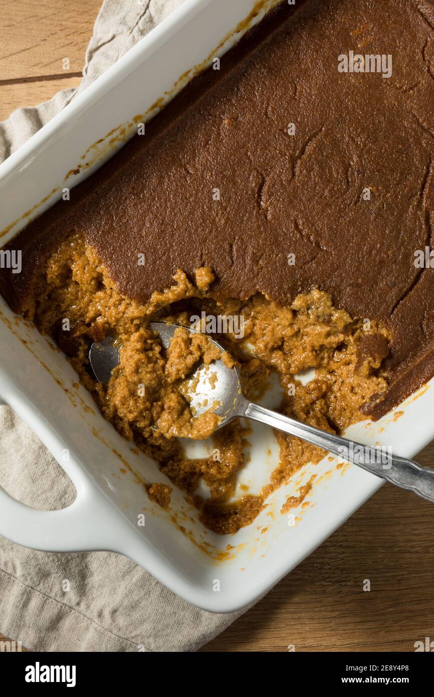 Comida casera de maíz Pudding de pan indio con helado Foto de stock