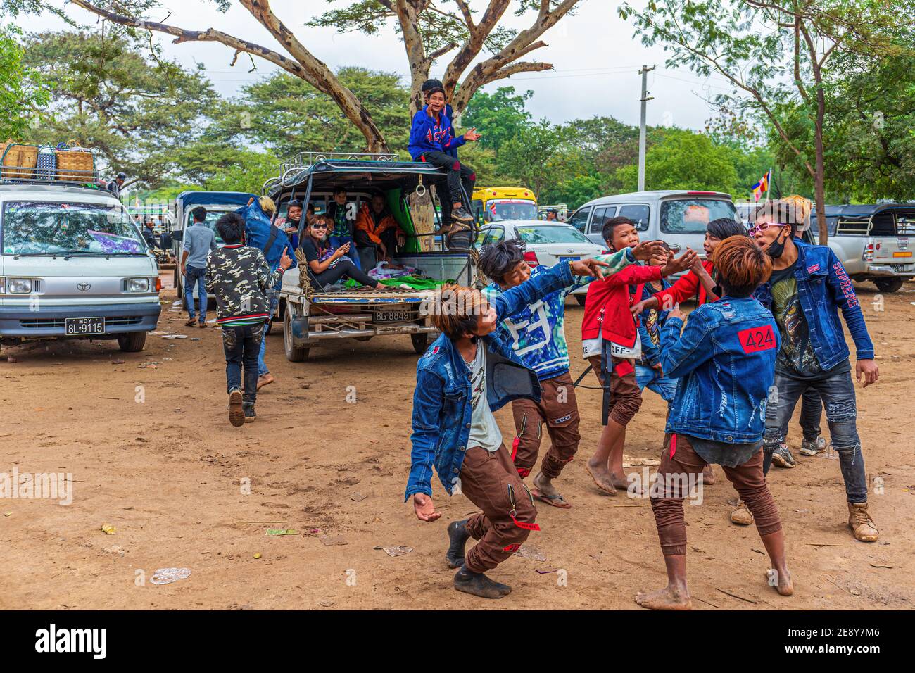Bagan, Myanmar - 1 de enero de 2017 : los jóvenes de Myanmar se han volado y bailan a la música que sale de un coche. Foto de stock