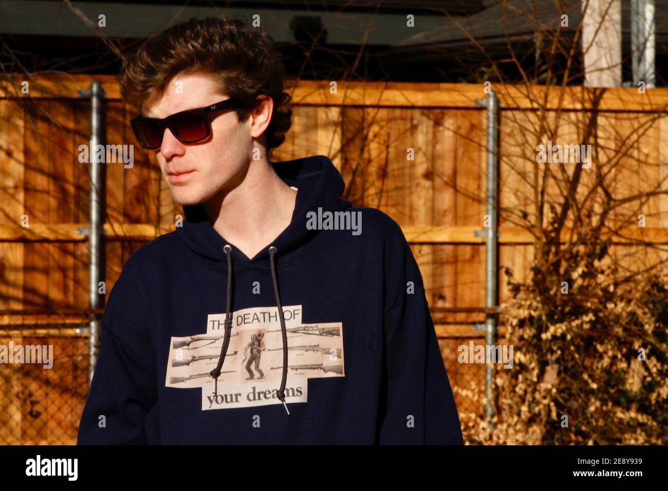 Una serie de imágenes de un hombre en un parque en diferentes sudaderas  posando para un foothoot de la calle. Sentado, de pie, y mirando diferentes  direcciones Fotografía de stock - Alamy