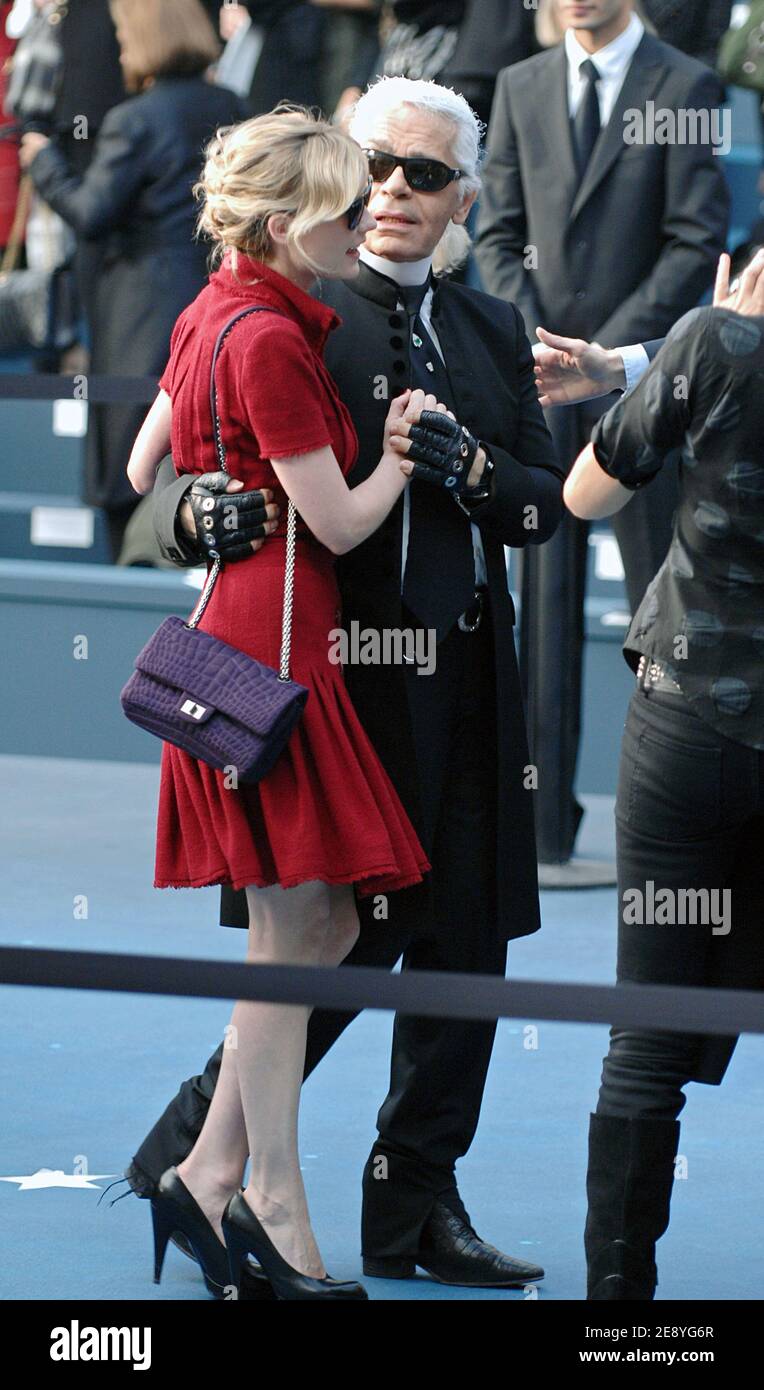 La actriz Kirsten Dunst llega con el diseñador alemán Karl Lagerfeld a la  presentación de la colección Chanel Spring-Summer 2008 Ready-to-Wear que se  celebró en el Grand Palais de París, Francia, el