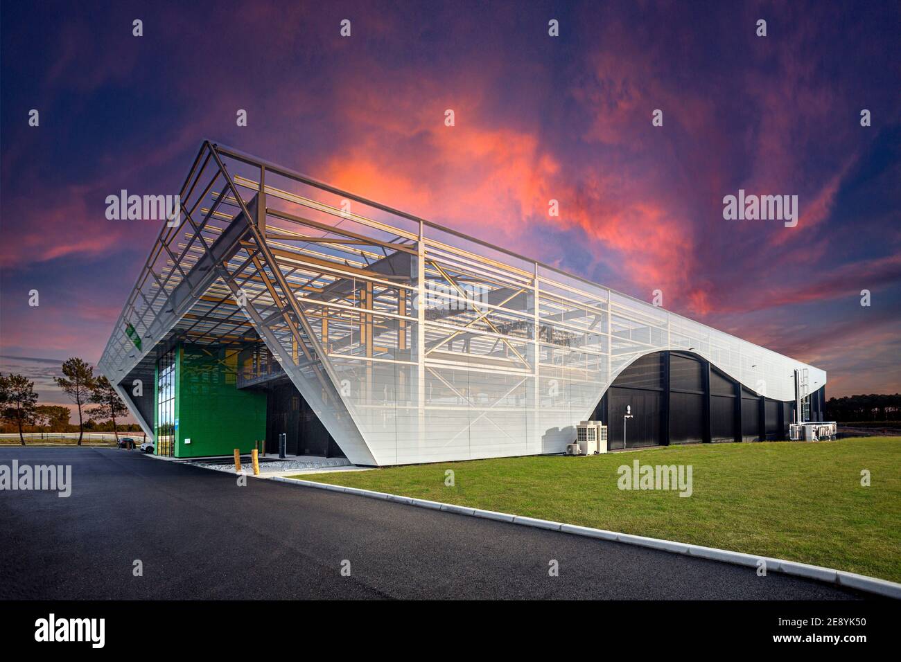 Edificio industrial que muestra su estructura metálica por transparencia (fotomontaje). Foto de stock
