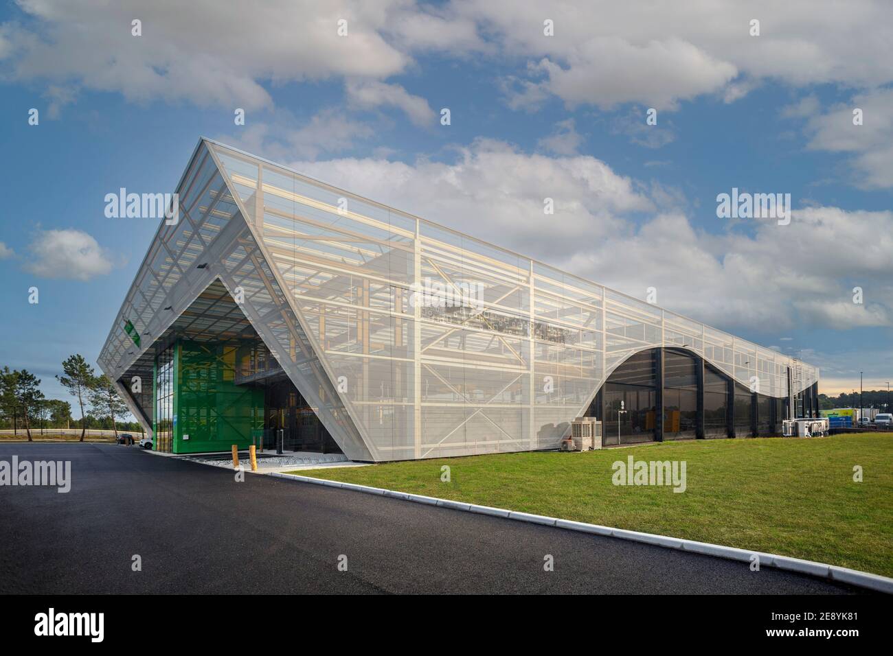 Edificio industrial que muestra su estructura metálica por transparencia (fotomontaje). Foto de stock