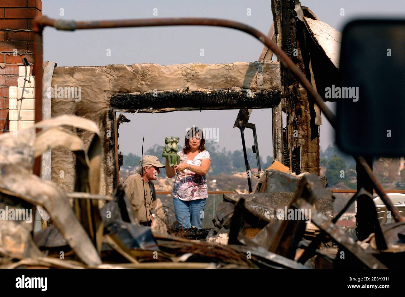 Jim Freitse está en lágrimas en medio de su casa destruida ubicada en el  barrio casi completamente quemado de Rancho Bernardo, al noreste de San  Diego, CA, EE.UU. El 25 de octubre
