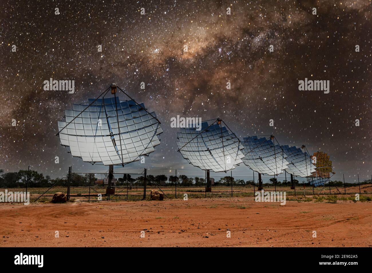 Concepto de exploración espacial con platos solares apuntando a la Láctea Camino Foto de stock