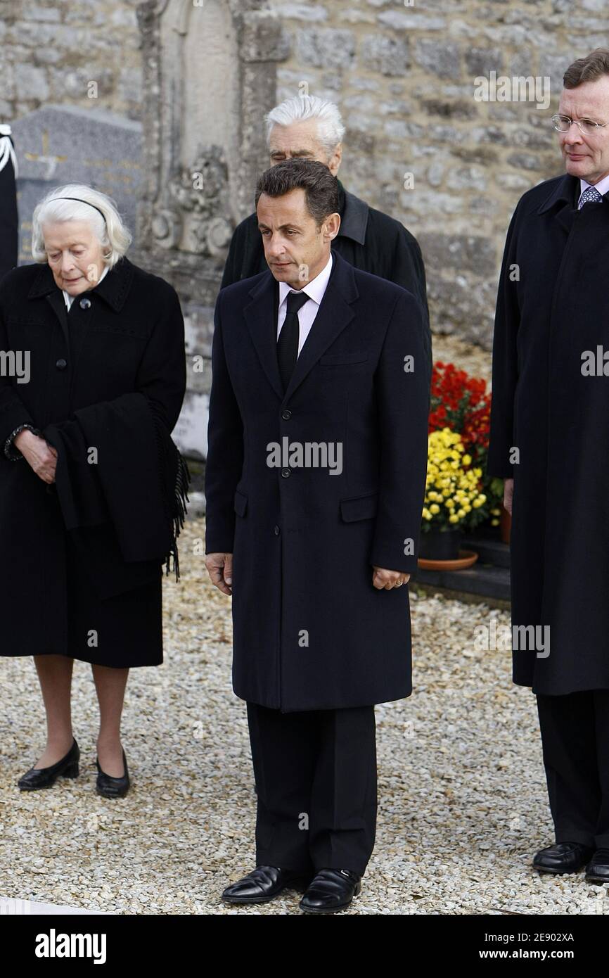 La hija de Charles de Gaulle, Elisabeth de Boissieux, el escritor Yves  Guenat, el presidente Nicolas Sarkozy y Jean de Gaulle rinden su respeto a  la tumba del general Charles de Gaulle,