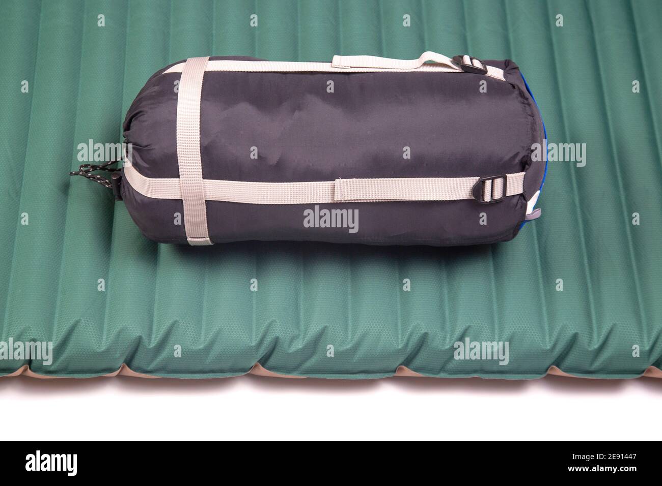 emparedado morfina Zapatos antideslizantes saco de dormir y colchón inflable para descansar y dormir del turista  Fotografía de stock - Alamy