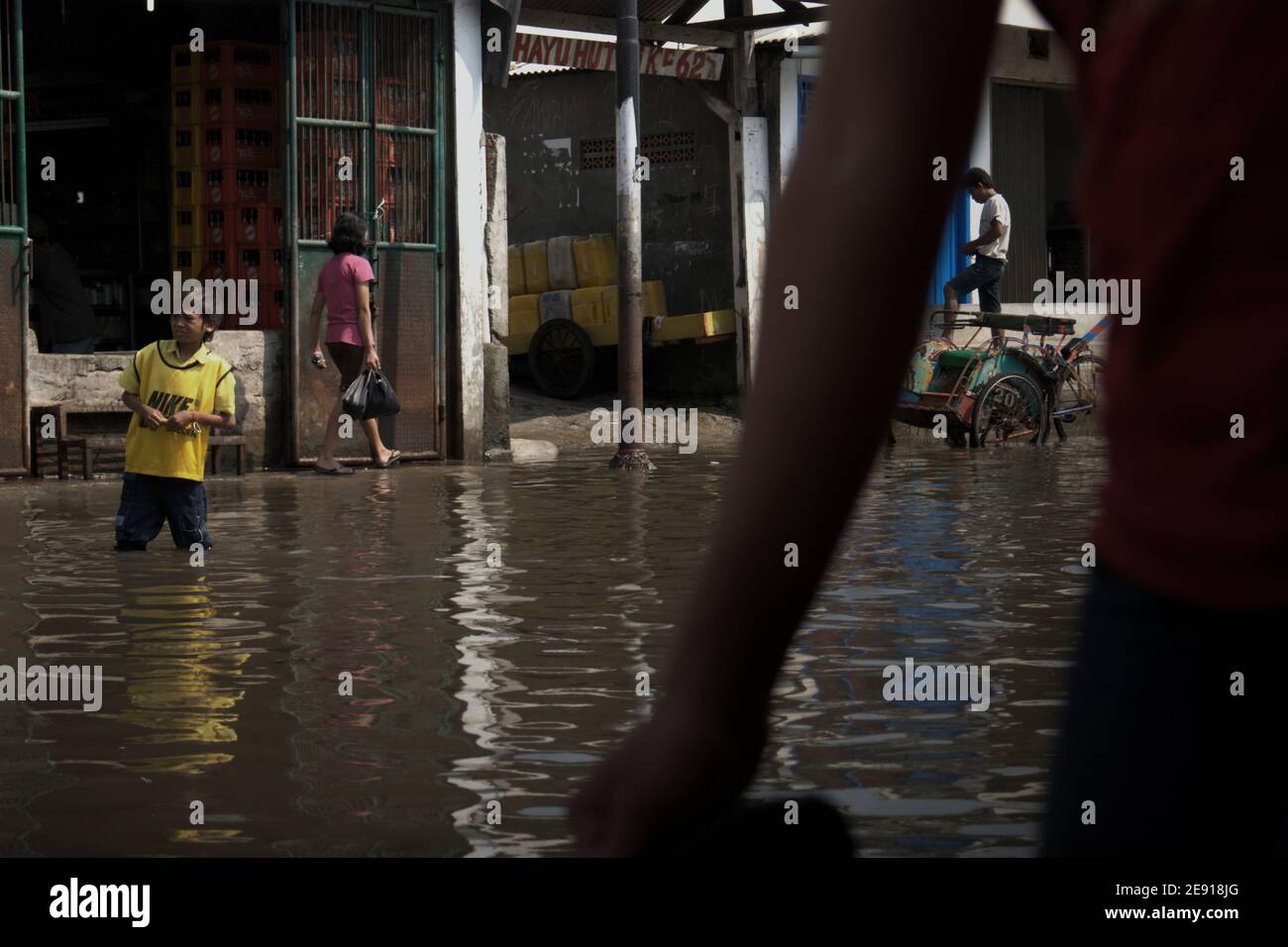 Las aguas del mar inundan la zona costera de Yakarta en el distrito de Penjaringan, al norte de Yakarta, Yakarta, Indonesia. Foto de stock
