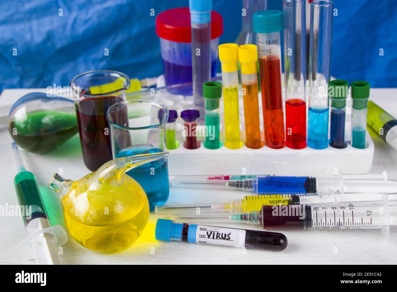 Juego de instrumentos de laboratorio con material de vidrio, reactivos y  elementos químicos líquidos de colores Fotografía de stock - Alamy