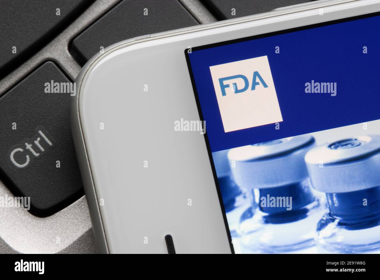El logotipo de la FDA se encuentra en el sitio web oficial de la Administración de Alimentos y medicamentos de los Estados Unidos (FDA), una agencia federal del Departamento de Salud y Foto de stock