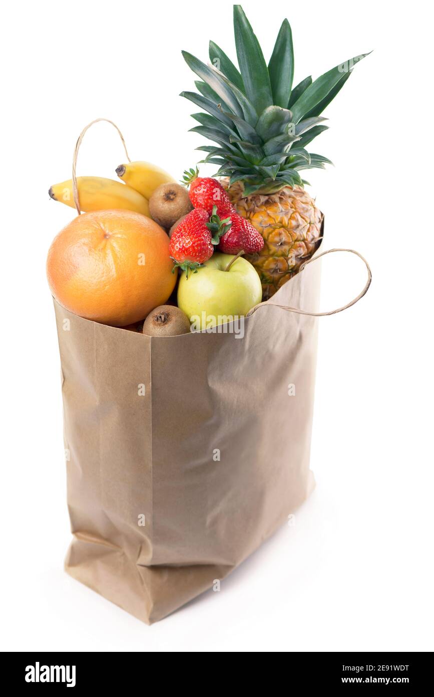 Frutas y verduras en bolsas de la compra de papel aislado sobre fondo  blanco Fotografía de stock - Alamy