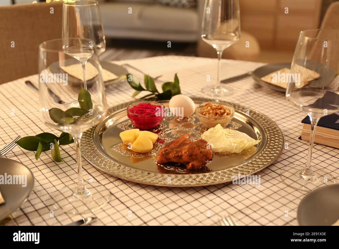 Mesa servida para Seder de Pascua (Pesaj Fotografía de stock - Alamy