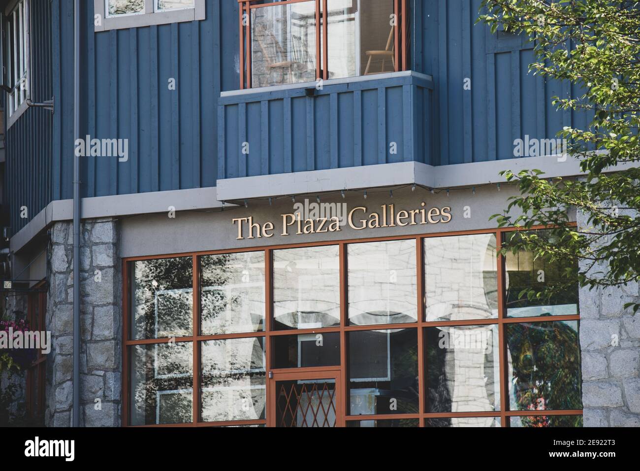 Whistler, Canadá - Julio 5,2020: Vista de la señal del edificio de galerías Plaza en Whistler Village Foto de stock