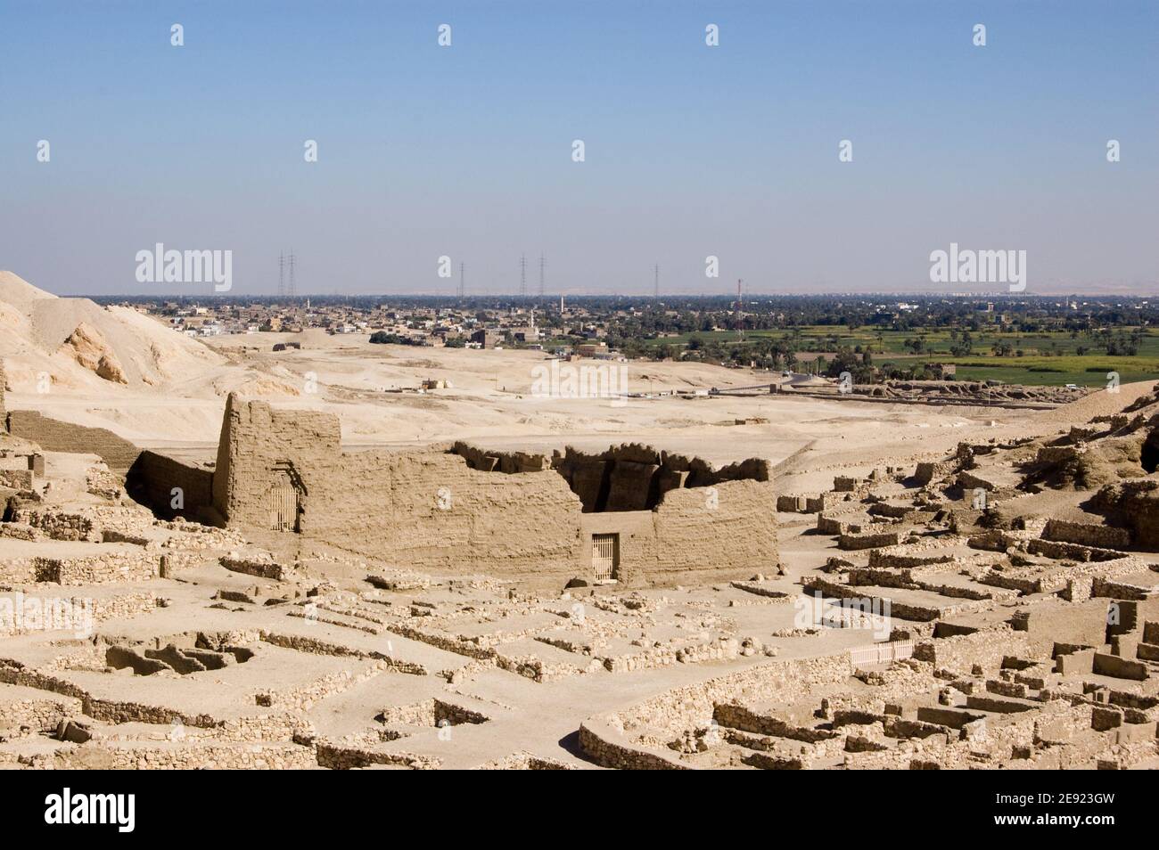 Vista desde arriba del antiguo templo egipcio en ruinas en Deir el Medina. Construido para el faraón Ptolomeo IV en la Ribera Occidental del Nilo en Luxor. Foto de stock