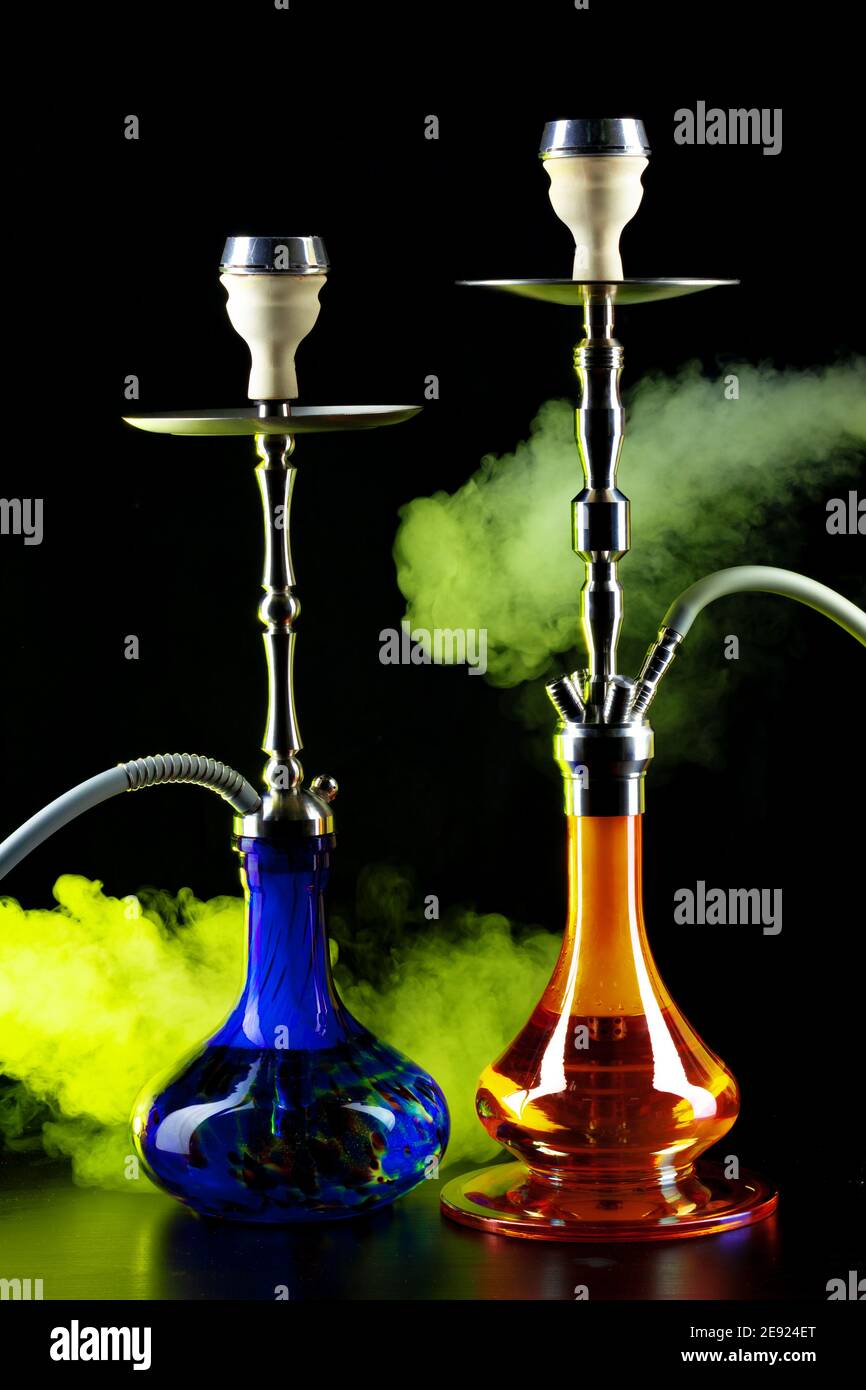 Moderna hookah con humo en la luz del club oscuro Fotografía de stock -  Alamy