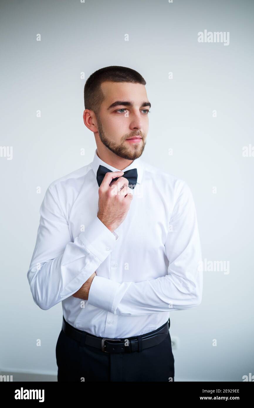 Hombre joven hombre de negocios vestido con una camisa blanca barba corta lleva un lazo negro de stock - Alamy