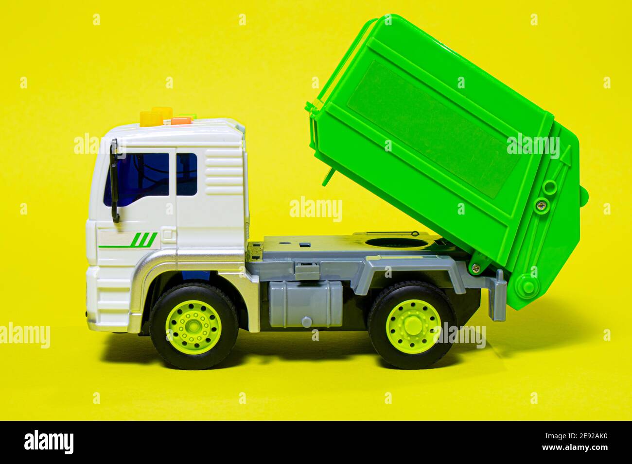 Camión de basura de juguete sobre fondo amarillo. Para una tienda de  juguetes o un centro de desarrollo infantil Fotografía de stock - Alamy