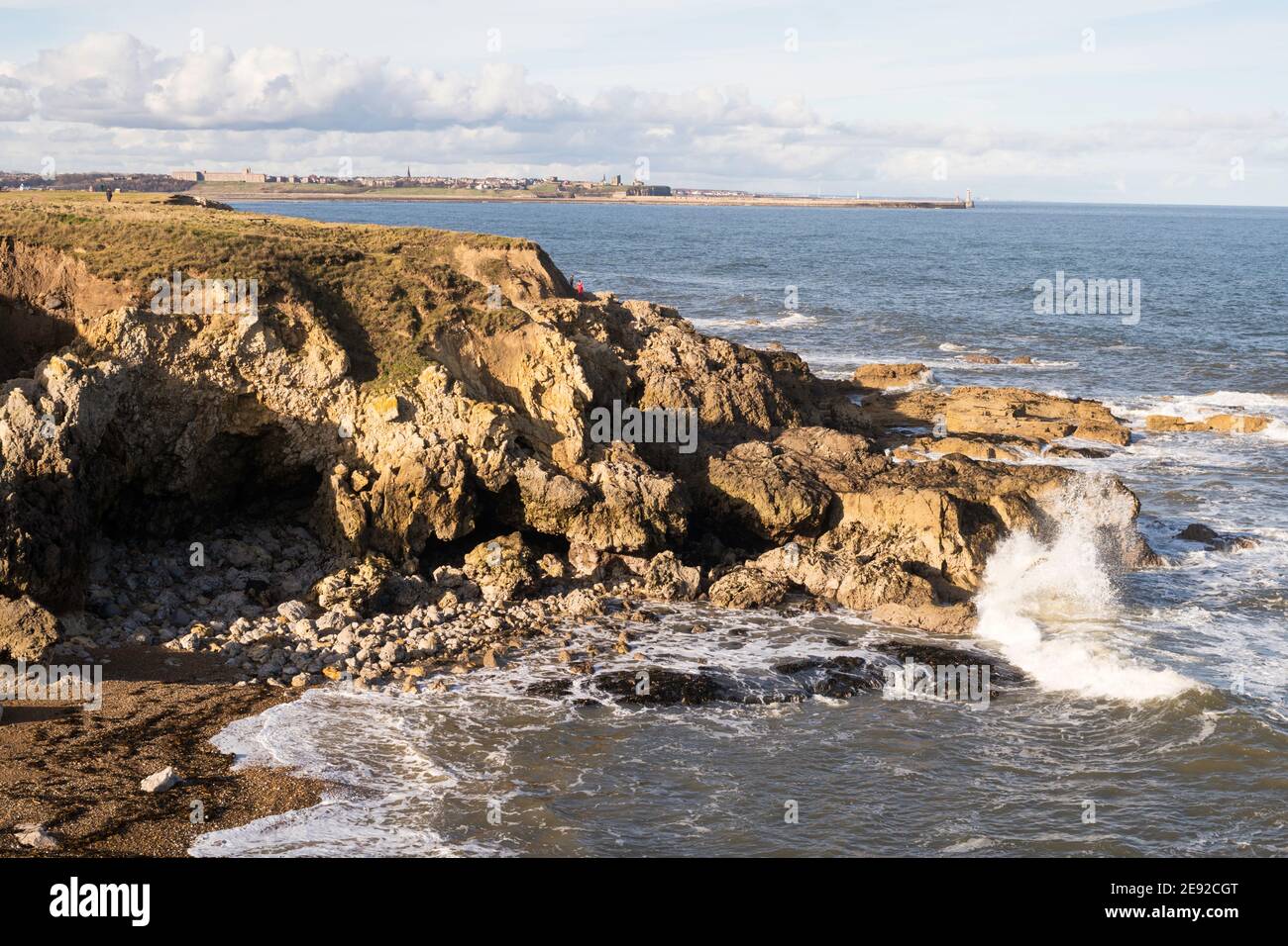 Olas rompiendo sobre rocas en Frenchman's Bay, South Shields, noreste de Inglaterra, Reino Unido Foto de stock
