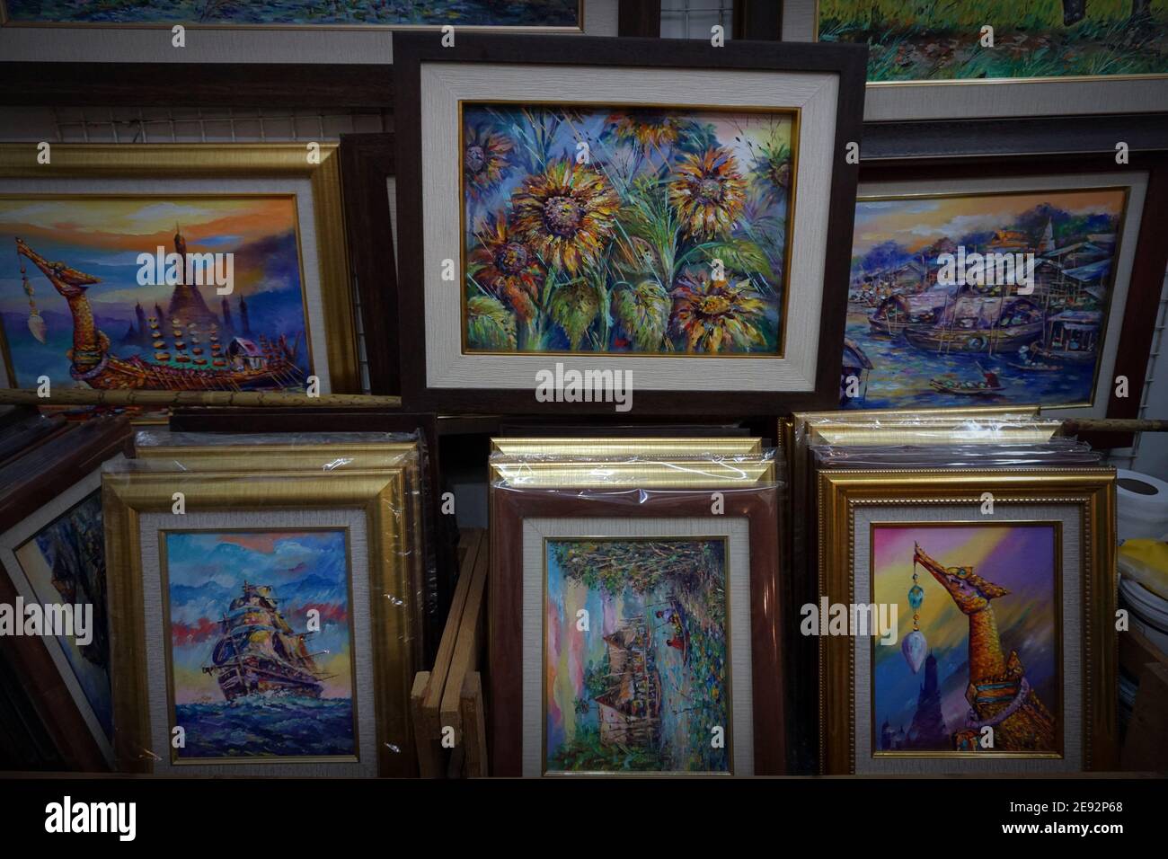 Marcos y pinturas al óleo en la galería de Tailandia Fotografía de stock -  Alamy