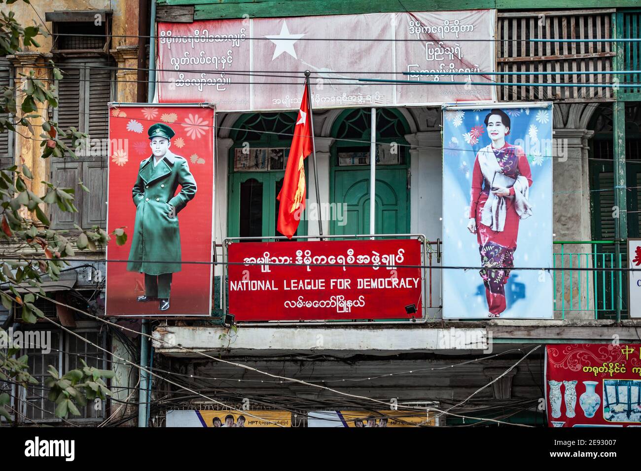 YANGON, MYANMAR - 2 DE ENERO de 2016: Oficina de la Liga Nacional para la Democracia con retratos de Aung San y Aung San Suu Kyi en Yangon, Myanmar. Foto de stock