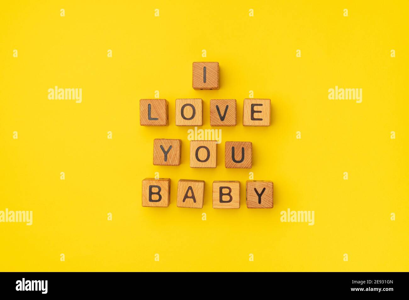 Cubos De Madera Con La Frase I Love You Baby Sobre Un Fondo Amarillo Lleno De Color Vacio Las Palabras De Amor Estan Hechas De Cartas De Madera Para Tu Novia Novio Cubos De Madera Con La Frase I Love You Baby Sobre Un Fondo Amarillo Lleno De Color Vacio Las Palabras De Amor Estan Hechas De Cartas De Madera Para Tu Novia Novio