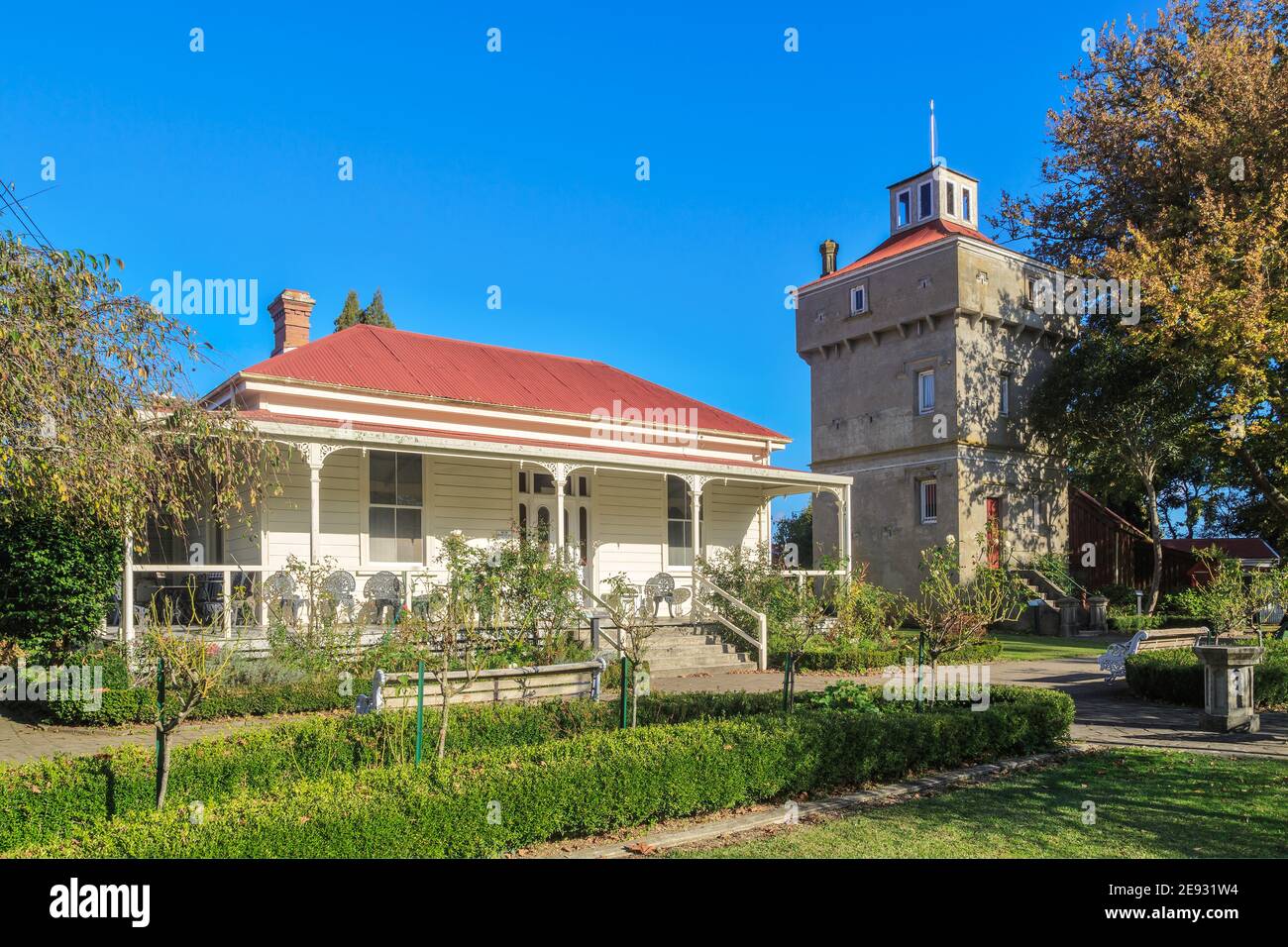 Matamata, Nueva Zelanda. El histórico McCaw Homestead (1902) y Firth Tower (1882), ahora un museo Foto de stock