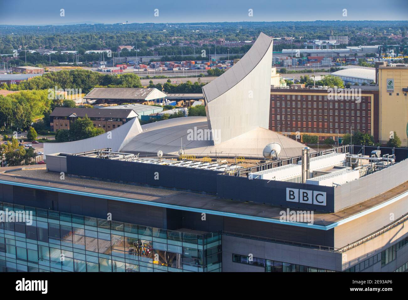 Reino Unido, Inglaterra, Gran Manchester, Manchester, Salford, Vista de Salford Quays mirando hacia los estudios de la BBC y el Museo Imperial de Guerra Norte Foto de stock