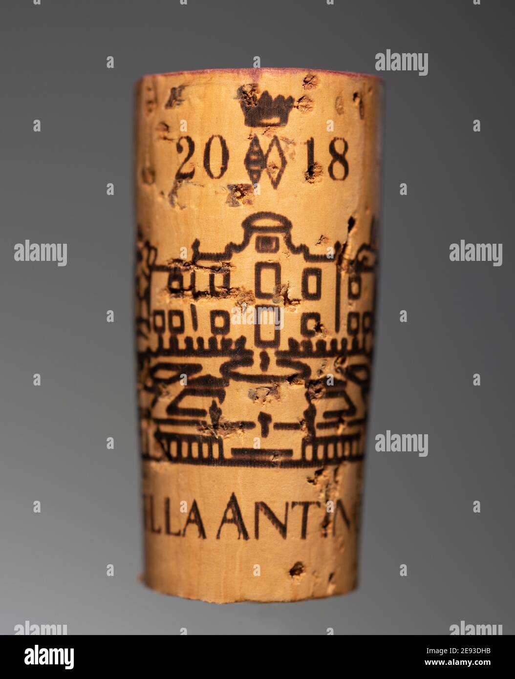 Villa Antinori 2018 botella de vino italiano Chianti corcho en neutro fondo gris Foto de stock