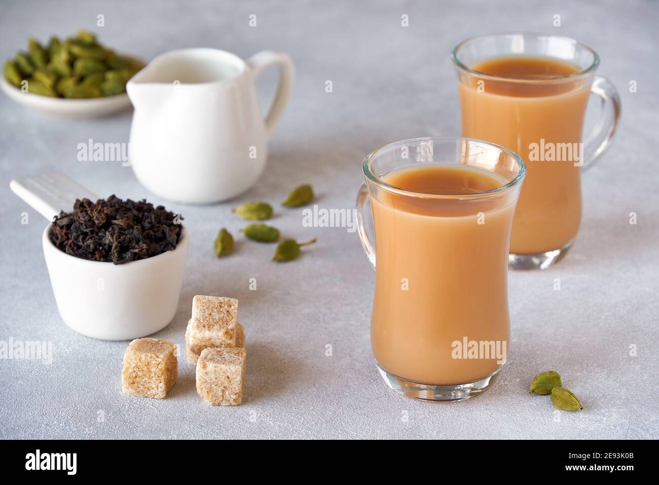 Bebida tradicional del Oriente medio con leche y cardamomo karak chai Foto de stock