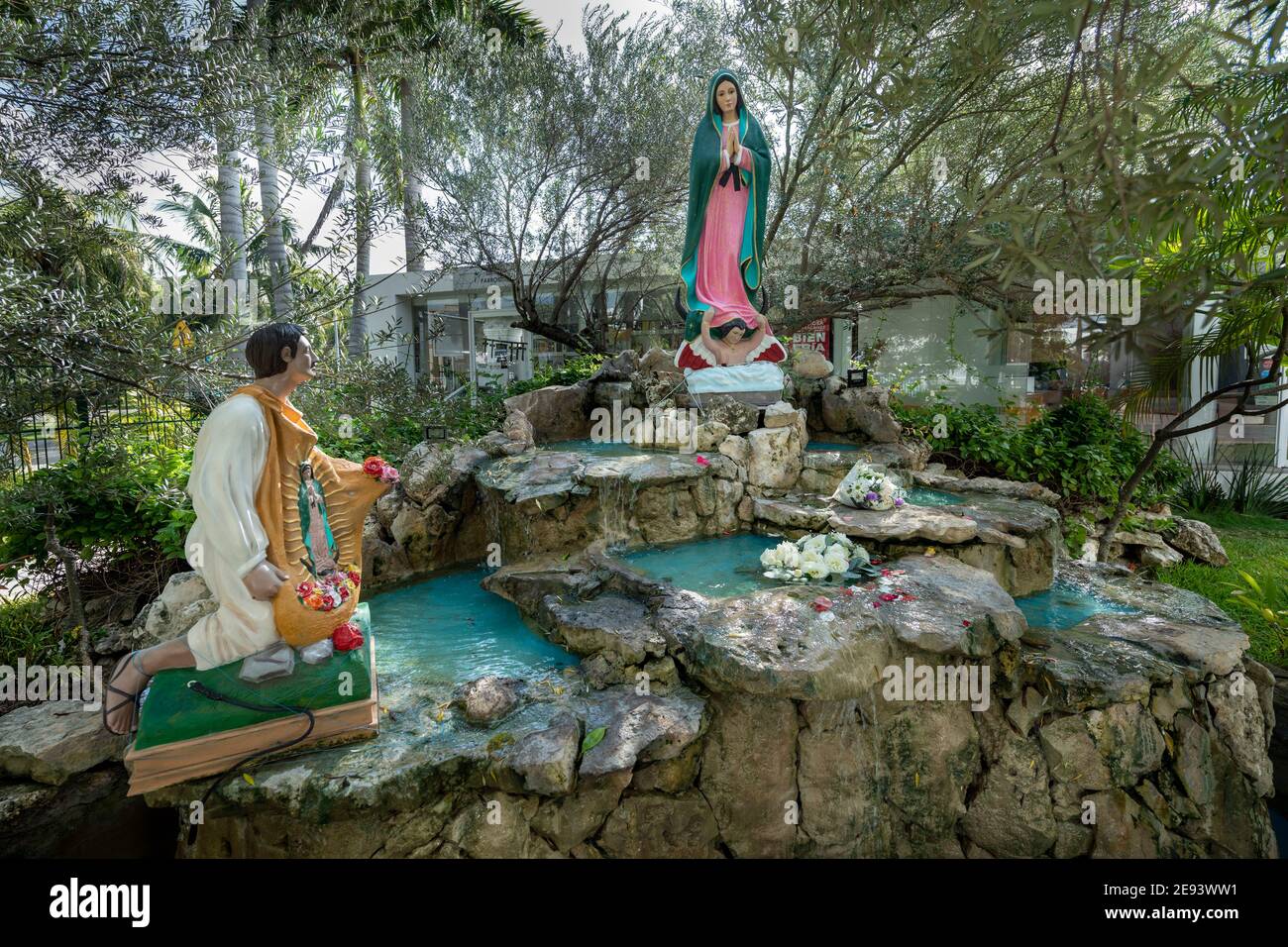 Escultura religiosa en el patio de Parroquia de Cristo Resucitado iglesia en Cancún Fotografía de stock - Alamy Escultura religiosa en el patio de Parroquia de Cristo Resucitado iglesia en Cancún Fotografía de stock - Alamy