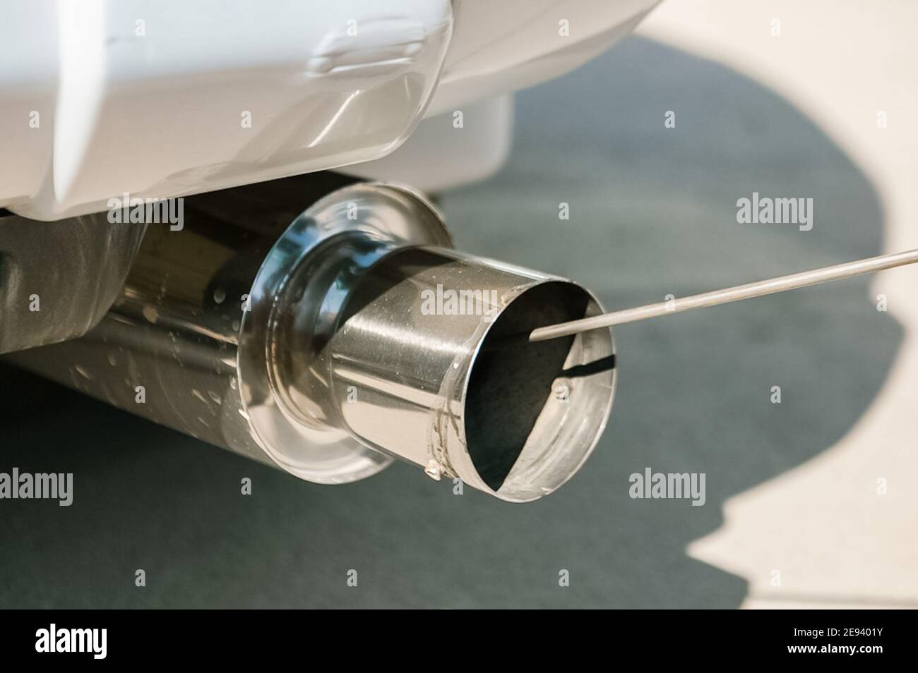 Silenciador de coche modificado, prueba y comprobación del tubo de escape  Fotografía de stock - Alamy