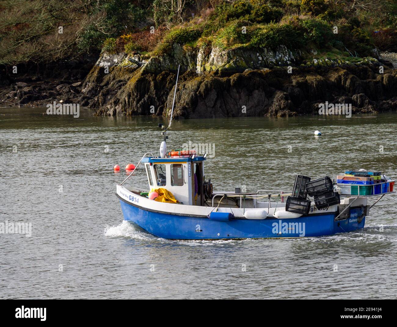 Barco de pesca camarones con cazuelas o trampas para camarones Fotografía stock - Alamy
