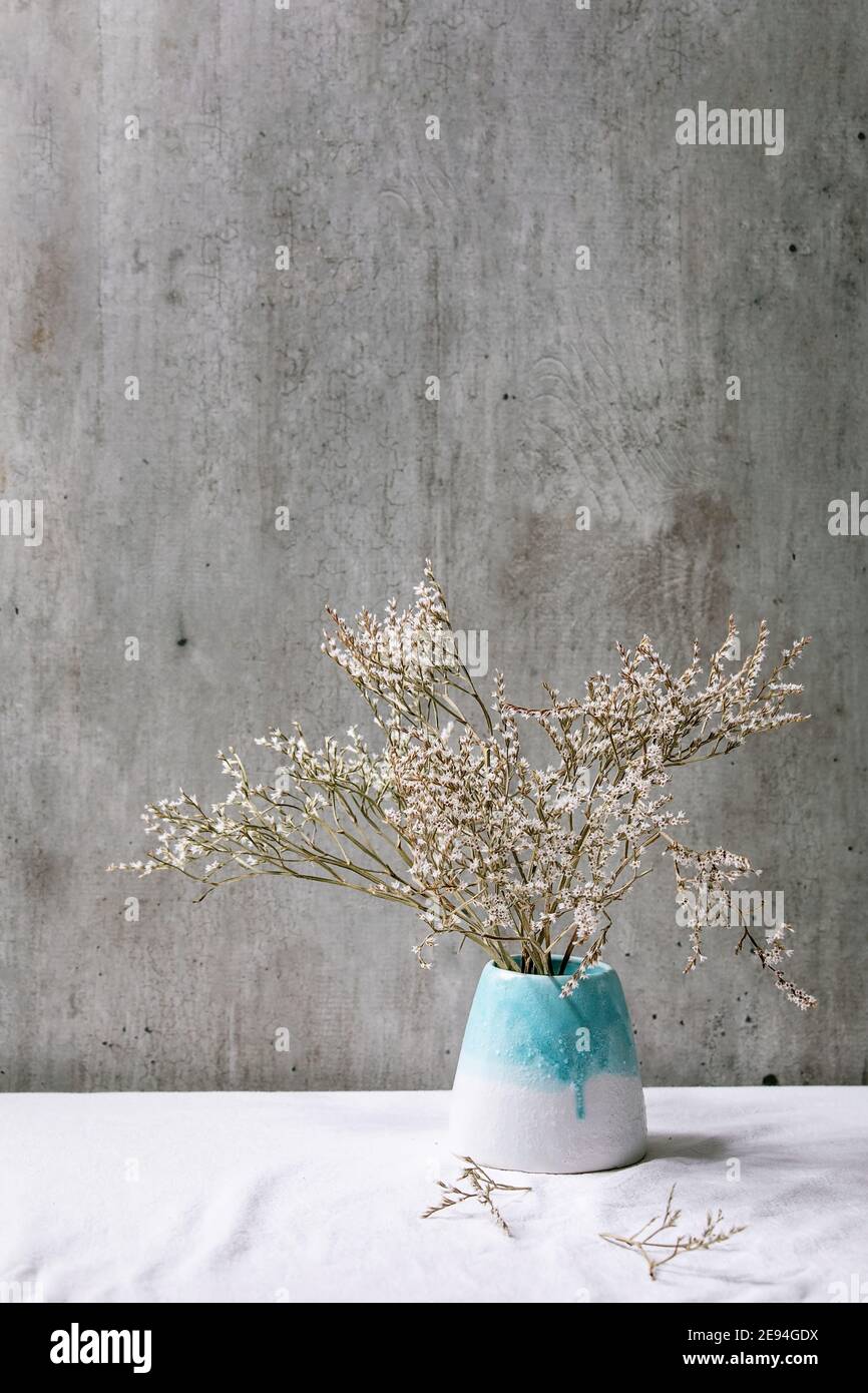 Jarrón de cerámica con flores secas Foto de stock
