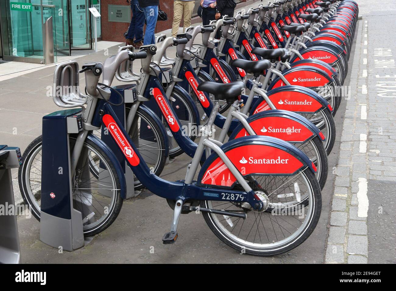 Londres, Reino Unido - 8 DE JULIO de 2016: Estación de alquiler de bicicletas  Santander Cycles en