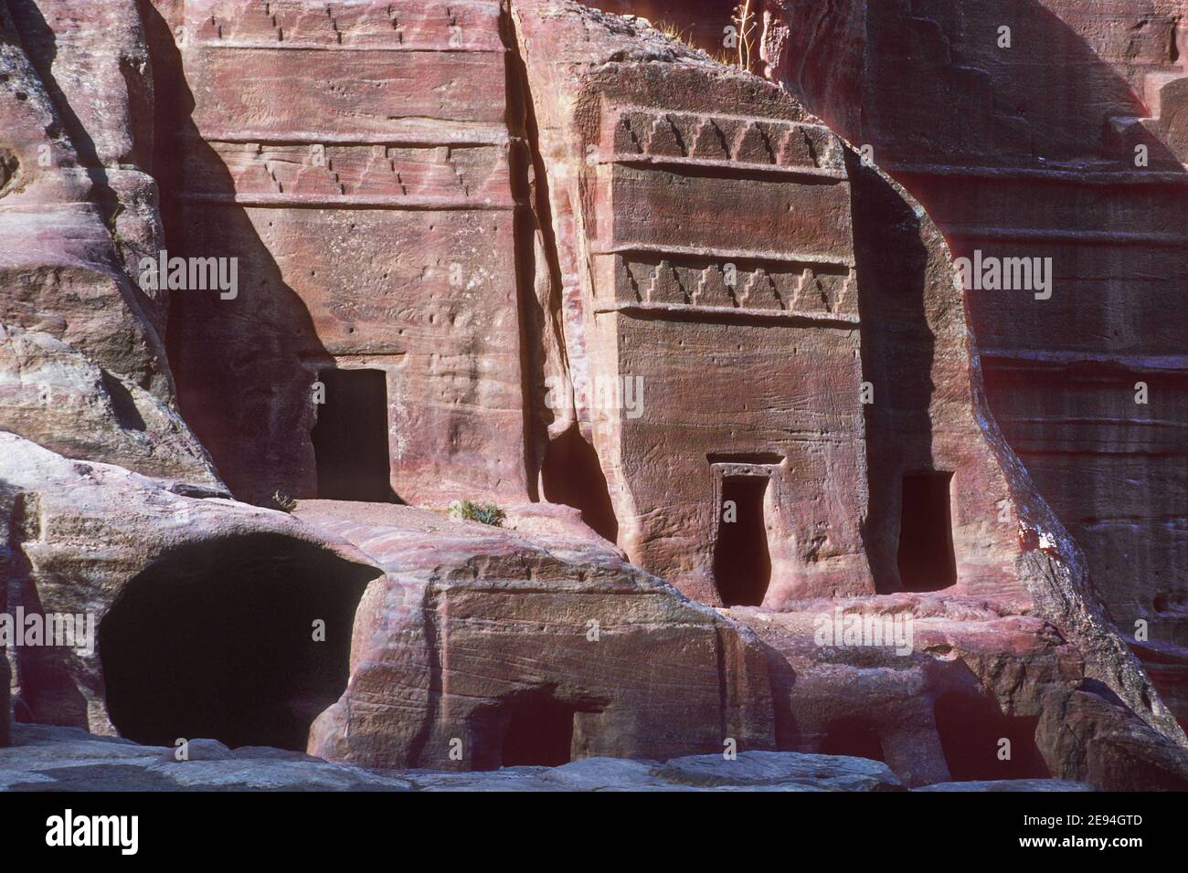 Tumbas cortadas de la cara de roca Petra Jordania Foto de stock