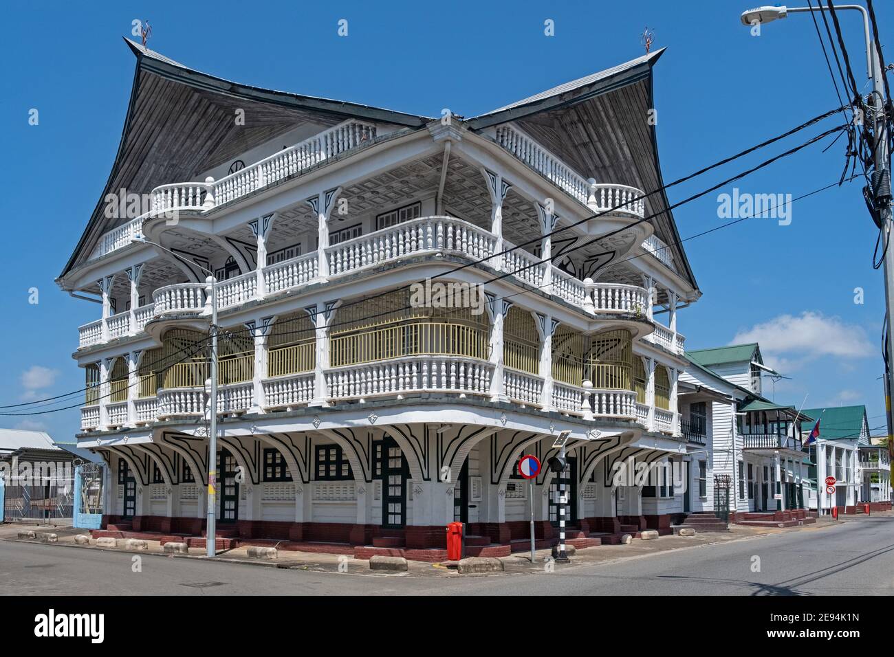 Edificio de madera blanca renovado de estilo colonial holandés en el centro histórico de la ciudad de Paramaribo, Distrito de Paramaribo, Suriname / Surinam Foto de stock
