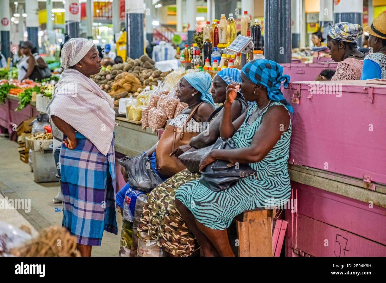 Mujeres criollas en el mercado central cubierto / mercado central en el centro de la ciudad de Paramaribo, Suriname / Surinam Foto de stock