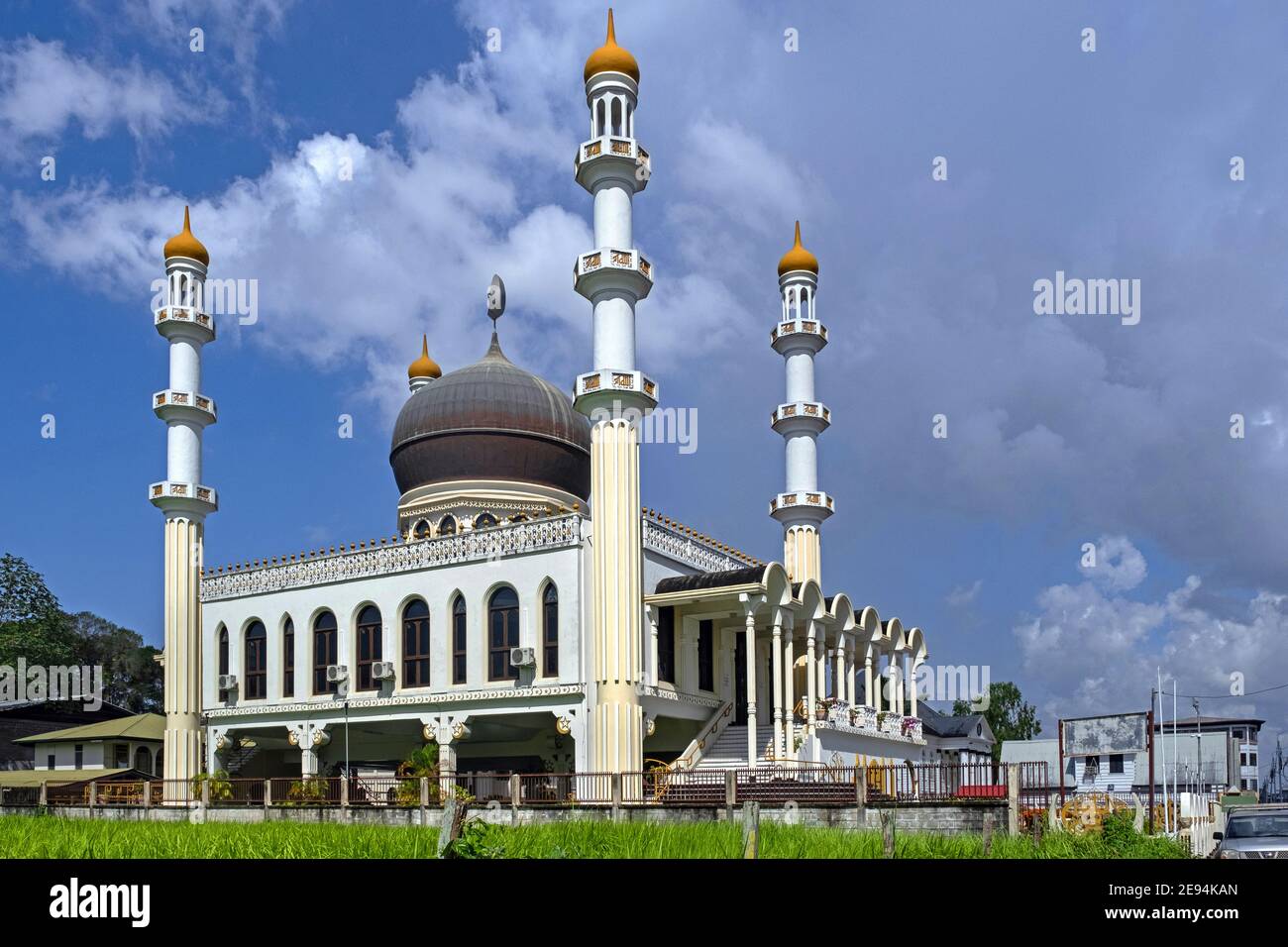 Ahmadiyya Anjuman Isha’at Islam Mosque Keizerstraat, sede del Movimiento Ahmadiyya de Lahore para la propagación del Islam, Paramaribo, Suriname Foto de stock