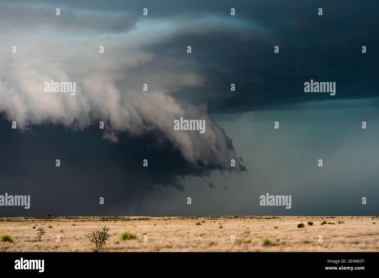Nubes de tormenta oscura que se extienden desde una tormenta de supercélulas en Nuevo México Foto de stock