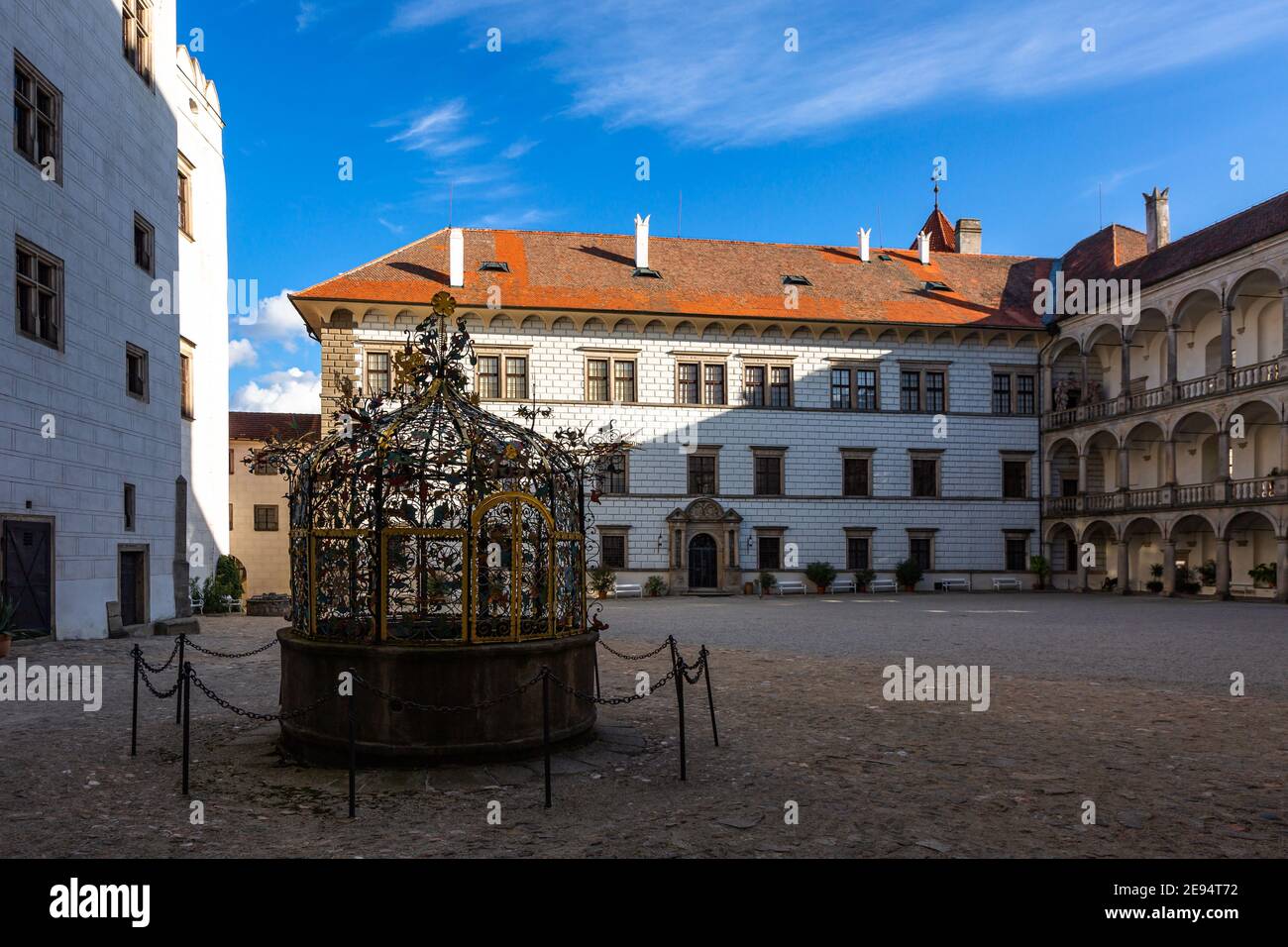 Jindrichuv Hradec, República Checa - Septiembre 26 2019: El patio del castillo renacentista con fachada blanca y arcadas. Agua bien en el forgr Foto de stock
