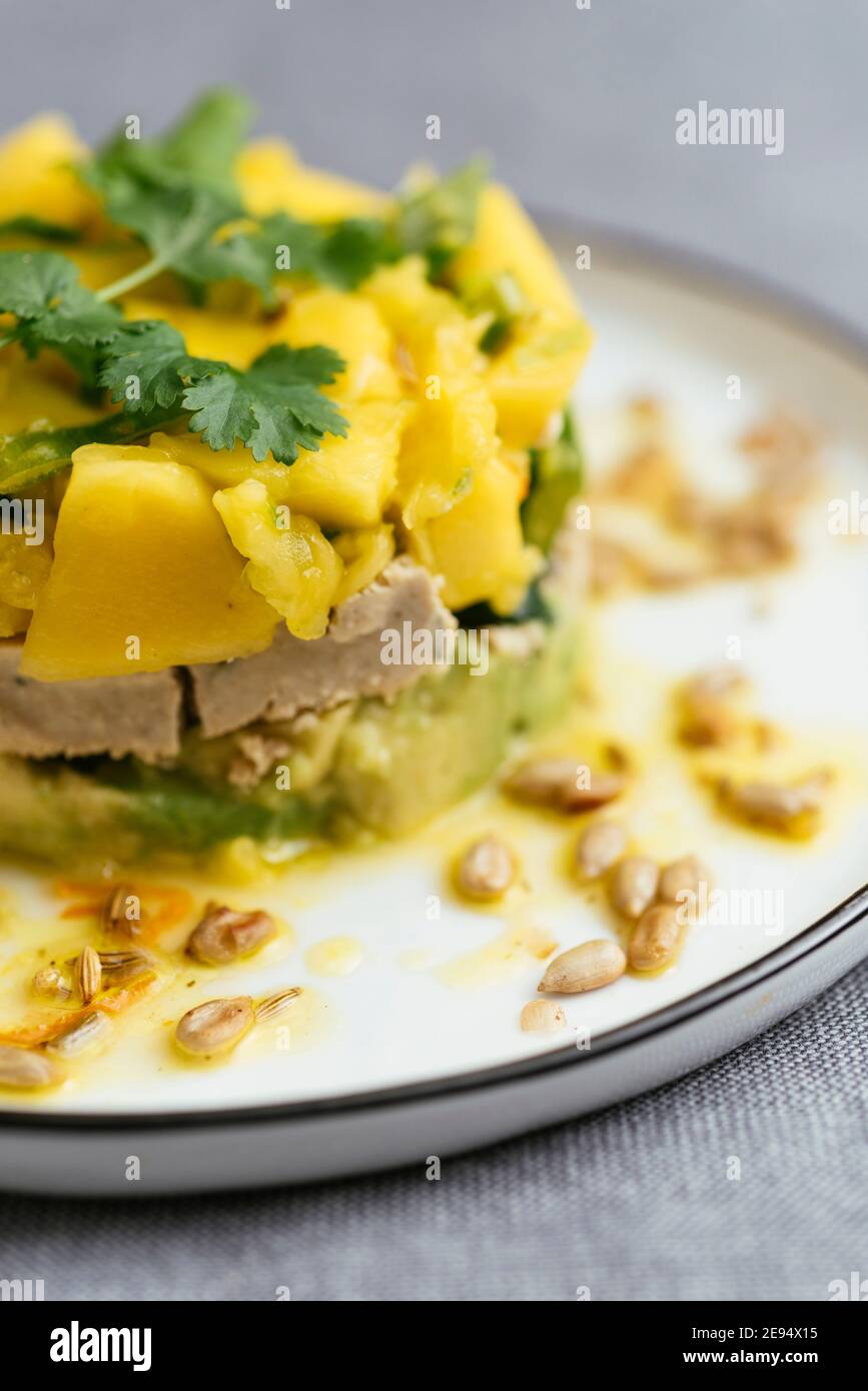 Aguacate casero, Feta vegana, ensalada de mango. Foto de stock