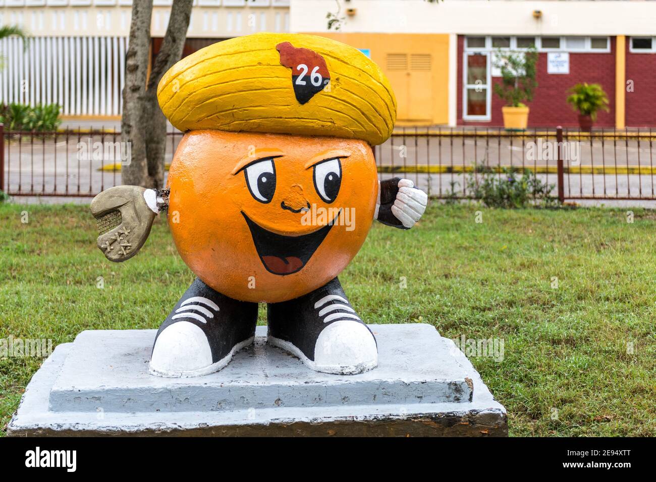 Mascota del equipo de béisbol de Villa Clara fuera de la Augusto Cesar Sandino estadio Foto de stock