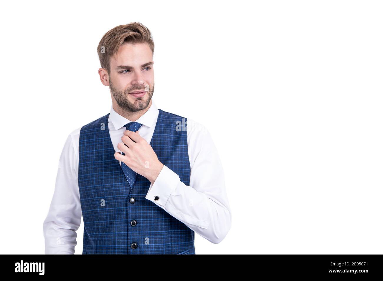 Guapo joven abogado vestir chaleco formal con camisa fijación corbata  aislado en blanco, ropa de hombre, espacio de copia Fotografía de stock -  Alamy