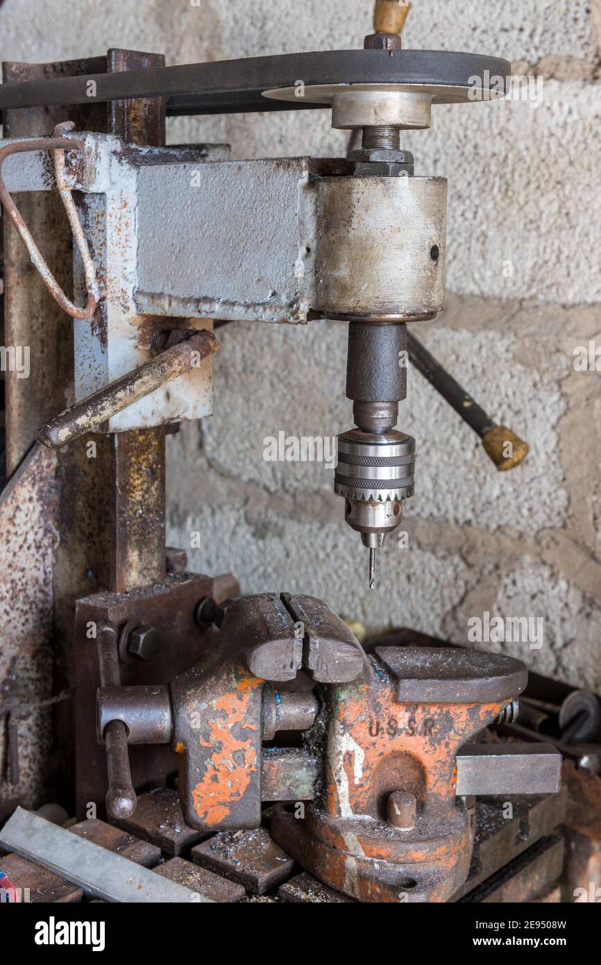 Taladro de banco y tornillo de banco fabricado en la URSS. La imagen se  toma en una tienda rústica de un hombre cubano autónomo Fotografía de stock  - Alamy