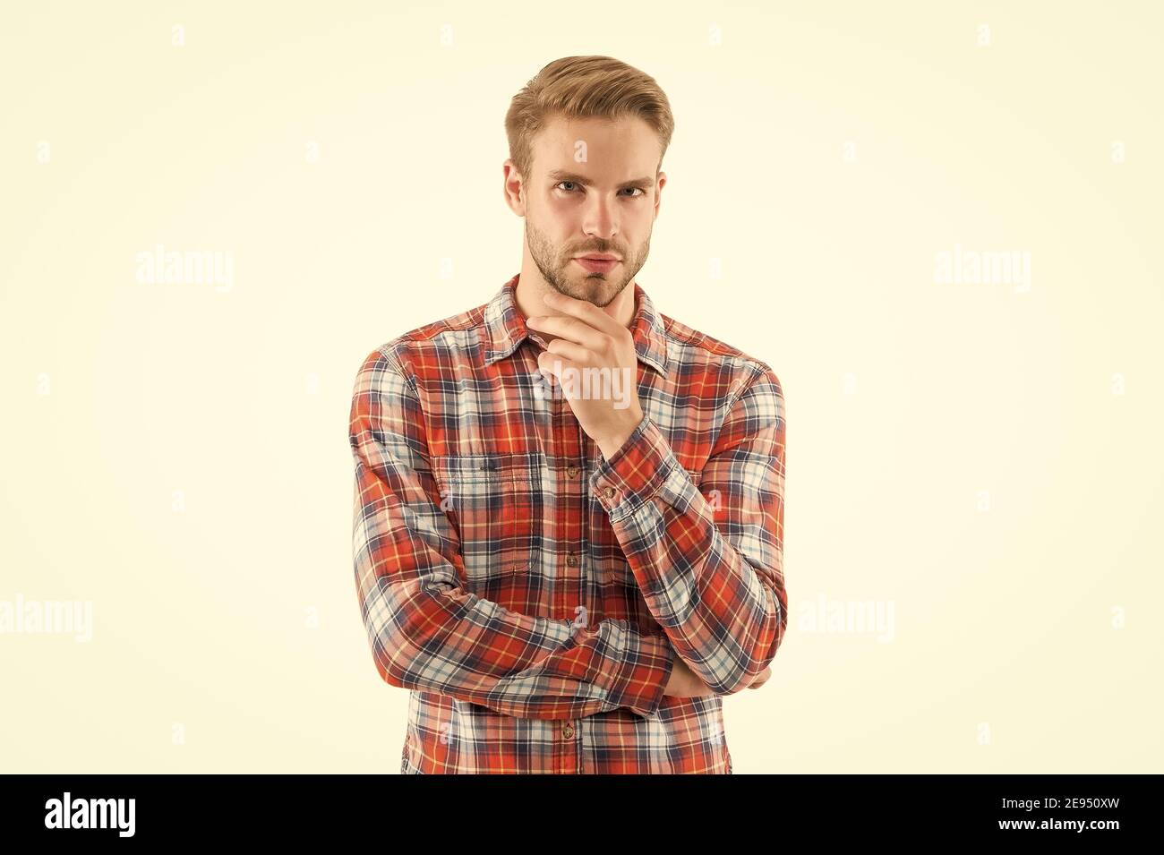 Camisa de cuadros siempre en tendencia. Hombre guapo con cerda sobre fondo  blanco. Retrato atractivo hombre de moda. Estilo informal. Fan de las  películas occidentales. El hombre intenta ropa en la tienda.