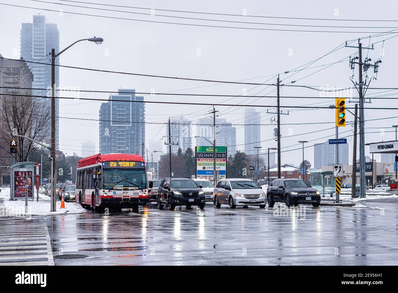 Tráfico de Toronto en un día nevado de invierno, Canadá Foto de stock
