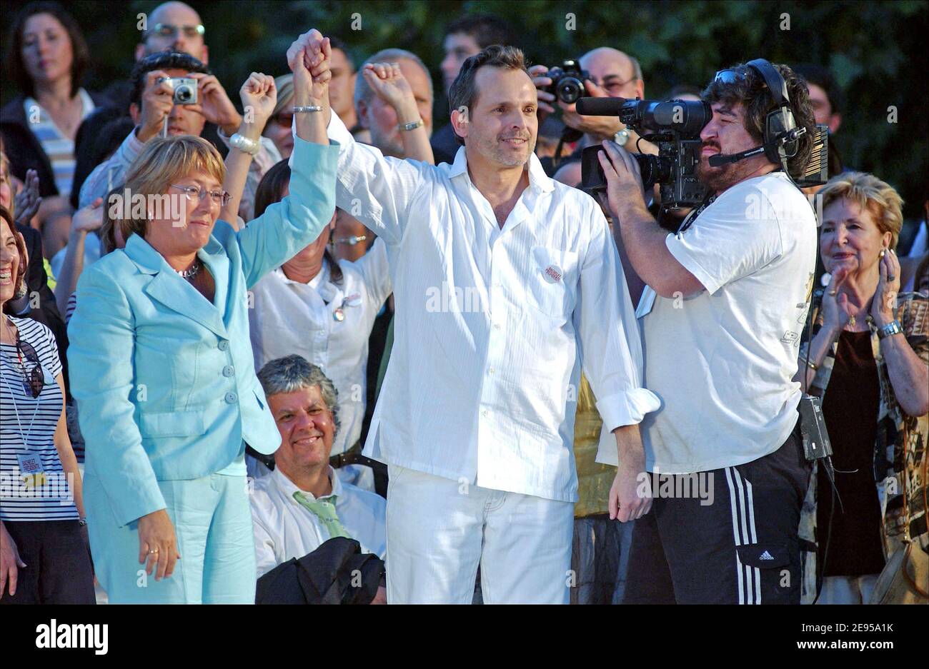 Michelle Bachelet, la esperanzadora presidencial, se muestra entre la  multitud y el cantante español Miguel Bose durante la última reunión  política antes de las elecciones presidenciales. Más de 100 000 chilenos  asisten