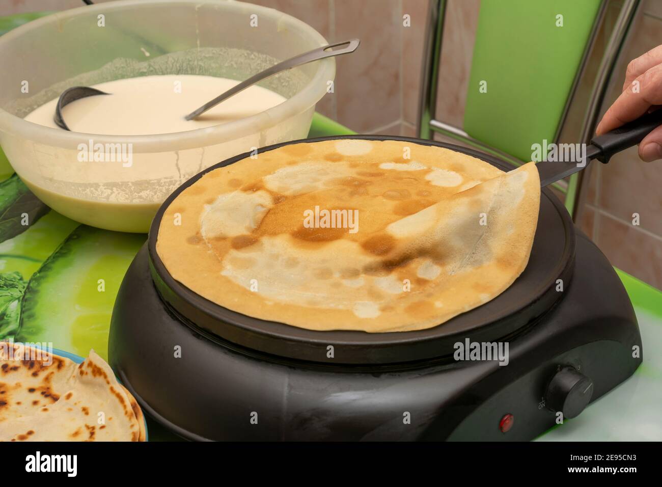 Paso a paso pancakes voltear el pancake con la sartén para cocinar en el  otro lado Fotografía de stock - Alamy