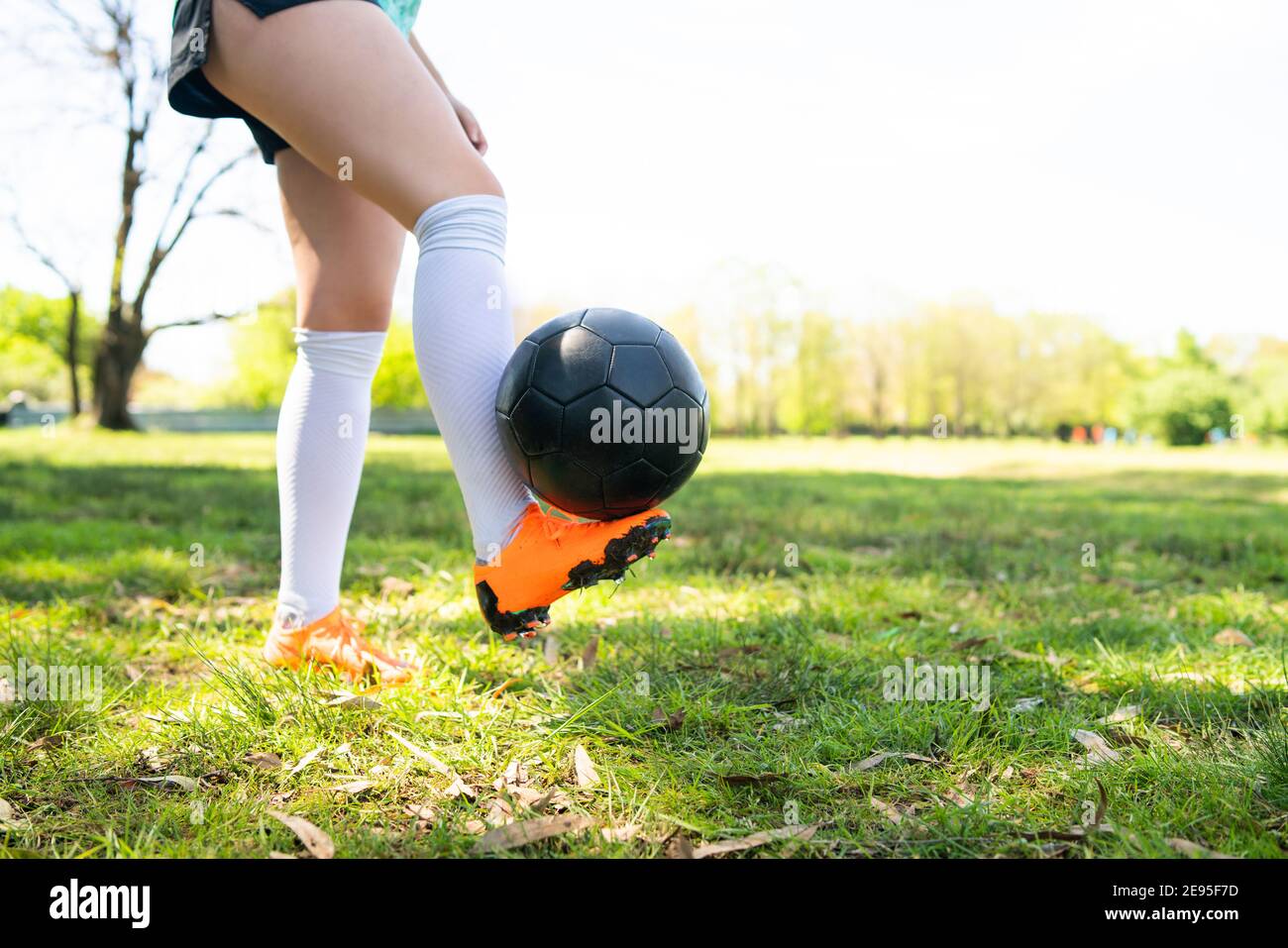 Retrato de una mujer joven practicando habilidades de fútbol y haciendo  trucos con el balón de fútbol. Jugador de fútbol malabarisando la pelota.  Concepto deportivo Fotografía de stock - Alamy