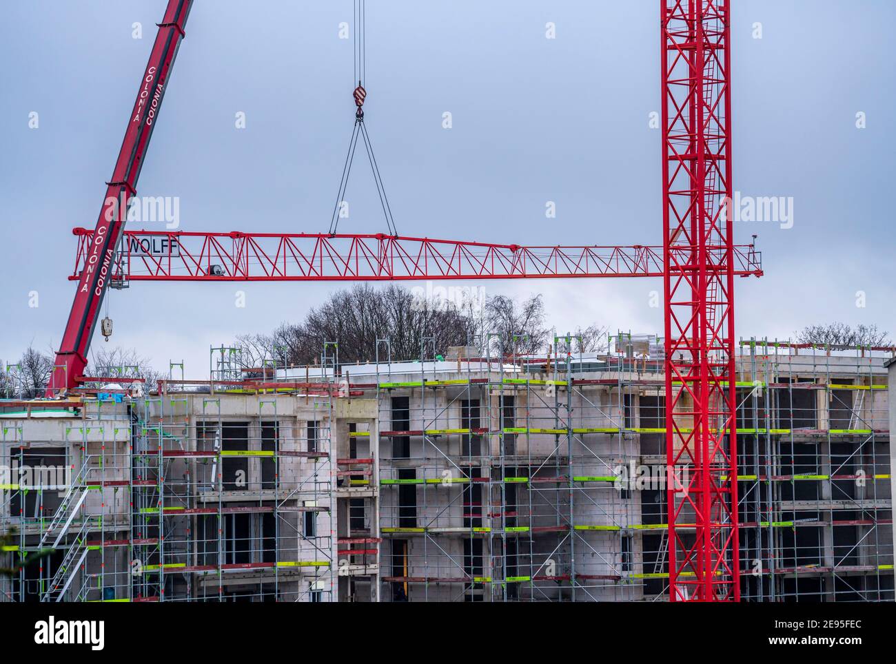 Desmantelamiento de una gran grúa de construcción, en un gran sitio de construcción, construcción residencial, se completa la concha, Essen, NRW, Alemania Foto de stock